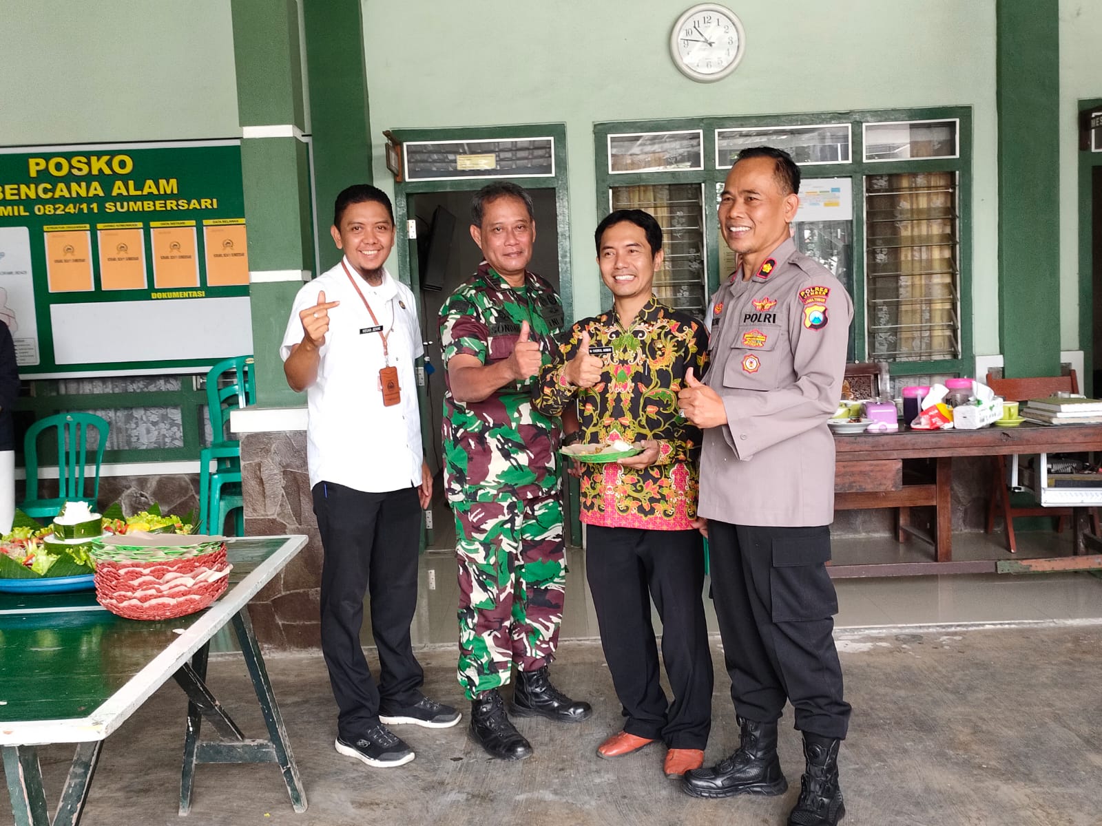 Muspika Kecamatan Sumbersari Memberikan Ucapan Selamat HUT TNI KE-77 Kepada Danramil 0824/11 Sumbersari